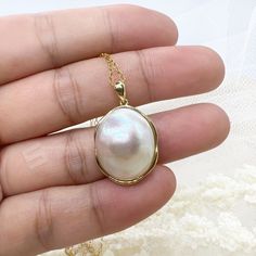 Authentic south sea Mabe pearl pendant, sized 15x18mm with nice thickness and strong luster, set in well-made 18KT solid yellow gold, elegant and noticeable piece, it is a perfect gift for Anniversary, Birthday, Engagement, Wedding, Mother's day, Valentine's day or just a reward for yourself. Quality: AAA Color: Natural white with rainbow iridescent Luster: Mirror sheen Nacre: Lustrous and thick nacre Blemish: Minor growing marks Shape: Dome Pearl size: 15x18mm approx. Total Length: 25mm approx. Metal: 18KT solid gold Every item will come with a gold filled chain and nice gift box as free gift. Shop Note Thank you for your purchase. We are so happy you chose our Etsy shop. It is always a pleasure for us to make people happy. Since the good resource we able to get so every item had been cho