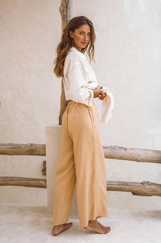 These timeless, slightly loose fitting and wide-legged linen pants are sure to become a favourite in your wear-forever summer closet. Crafted from mid-weight, super soft 100% French Flax Linen, you will wear them on repeat on all your warm weather days. The slightly high-waisted, elasticated waistband serves extra comfort while the effortless design works equally well for everyday vaycay wear as for sophisticated al fresco dining by the seaside. The side pockets feature beige lining to reduce tr Simple Relaxed Outfits, Florida Attire, Trousers Linen, Long Linen Pants, Spring Tones, Boho Clothes, Shirt Dress Summer, Summer Closet, Travel Pants