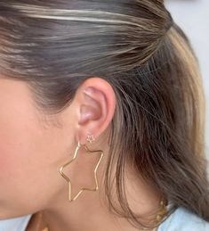 Brilla con nuestros aretes de poste de estrella abierta pequeña de oro amarillo macizo de 18 quilates. Estos exquisitos aretes tienen un tamaño de 0,26 pulgadas (6,60 mm) y están diseñados para niñas de 6 años en adelante. Elaborados con oro amarillo hipoalergénico de 18 quilates, no contienen plomo ni níquel, lo que garantiza un uso cómodo. Cada par viene bellamente empaquetado en una caja y bolsa de regalo de Amalia, lo que lo convierte en una opción de regalo ideal. Adopte el encanto encantador de estos pequeños aretes de estrella abiertos, que agregan un toque de encanto celestial y estilo atemporal a su colección de joyas. Perfectos para ocasiones especiales o para el día a día, estos aretes la harán brillar como una estrella y captarán la atención de todos. Yellow Gold Star Hoop Earrings, Yellow Gold Star Earrings For Everyday, Everyday Star-shaped Yellow Gold Earrings, Everyday Yellow Gold Star Earrings, Jewelry Gift Box, Solid Yellow, Post Earrings, Bag Making, Beautiful Jewelry