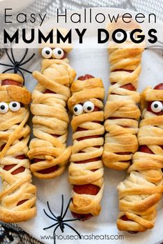 Halloween Mummy Dogs Halloween Mummy Dogs, Buffet Halloween, Mummy Hot Dogs, Mummy Dogs, Halloween Lunch, Halloween Food Treats, Halloween Appetizers