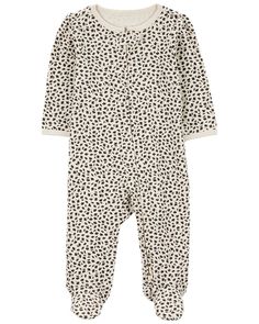 Ready to sleep, play, eat, repeat! This 1-piece is perfect for long days at home and has classic features that parents love like the head-to-toe zipper, safety tab to protect their little chin and soft, breathable fabric! The adorable heart print makes this one a favorite for your little one! Preemie Clothes, Mix Match Outfits, One Piece Pajamas, Toddler Boy Outfits, Top Graphic Tees, Kids Outfits Girls, Girls Pajamas, Toddler Girl Outfits