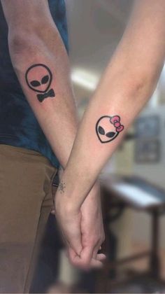 #TattooArt #InkLife #BodyArt #TattooInspiration #InkedUp #TattooLove #TattooedWomen #TattooedMen #InkCommunity #TattooStories Tattoo Dla Par, Alien Couple, Alien Tattoos, Cute Best Friend Tattoos, Pair Tattoos, Couple Tat, Twin Tattoos, Matching Friend Tattoos, Matching Tats