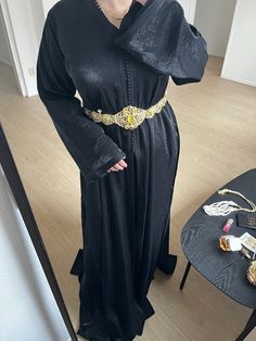 Mooie klassieke charcoal zwart kleurige takichta in een maatje M/L. De takchita heeft een soepelvallende glanzende stof. De takchita heeft een volledig afgewerkte kaftan dus in feite 2 jurken in 1. Black Wedding Thobe For Eid, Traditional Long Black Kaftan, Black Ceremonial Kaftan For Eid, Black Abaya With Dabka For Party, Party Black Abaya With Dabka Detail, Black Dabka Abaya For Party, Evening Black Abaya With Dabka, Black Long Dress With Dabka Detailing, Long Black Dress With Dabka Details