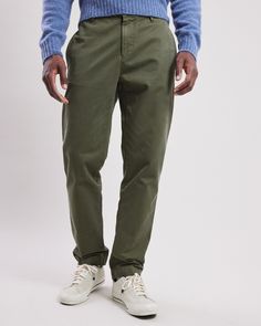 Men's straight cut chino pants. Italian pockets on the sides and buttoned piped pockets on the back. Green Chino Pants, Green Chinos, Chino Pants Men, Chino Pants, Style Chic, Mens Trousers, Military Green, Chinos Pants, Straight Cut