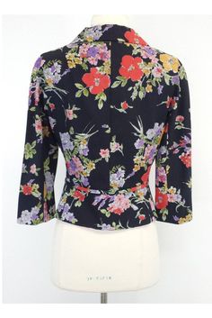 Size S Black floral cropped blazer Body 64% Acetate 32% Nylon 4% Other fibers Lining 60% Acetate 40% Rayon Made in Italy Button down front Tie at waist Peplum hem 3/4 sleeves Sleeve length 16" Shoulder to shoulder 16" Waist 30" Total length 21" Fitted Floral Print Blazer For Work, Fitted Long Sleeve Floral Blazer, Chic Fitted Blazer With Floral Print, Formal Fitted Outerwear With Floral Print, Tailored Cropped Tops For Spring, Moschino Cheap And Chic, Cropped Blazer, Peplum Hem, Moschino