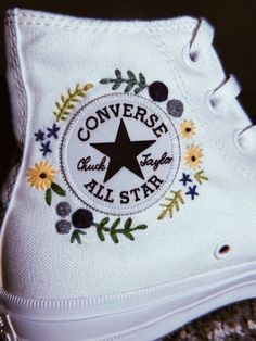 Vsco Shoes, Embroidered Converse, Jordan Outfits, Embroidery Shoes, Pola Sulam, 자수 디자인, Diy Shoes, 가을 패션, Converse All Star