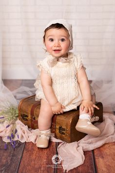 sesion de fotos en estudio para bautizo en estudio, para recordatorios. Joaquín Martínez Fotografía - Fotógrafo profesional en murcia. Reportaje y sesiones de fotos. https://joaquinmartinez.com/peques/ Baptism Photography, Baby Cartoon Characters, Birthday Filter, Foto Newborn, Baptism Photos, Baby Pictures Newborn, Boy Decor, Baby Baptism, Foto Baby