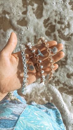 Tobillera tejida en macramé con piedras #macrame #tobilleras #accesoriosverano #seavibes #beachvibes #goodvibes Crystal Jewelry Ideas, Accesorios Aesthetic, Collar Hippie, Accessories Aesthetic, January 4, Summer Jewelry, Beach Girl, Crystal Jewelry, Macrame