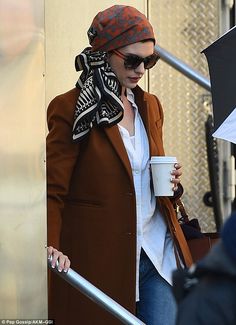 Under the radar? Emerging from her trailer onto the set of the film in Brooklyn, the actress, 34, cut a glamorous figure - despite a silk scarf and shades obscuring her features Turban Mode, Ocean's Eight, Mode Ab 50, Stile Hijab, Hair Wrap Scarf, Head Wrap Styles, Mode Turban, Hair Scarf Styles, Head Scarf Styles