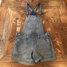 Nwot. Never Worn. Perfect Condition. Size Xs With Stretch. I Wear A 25/2 And These Are Perfect. Please Let Me Know If You Have Any Questions! Jean Overall Shorts, Short Overalls, Boyfriend Shorts, Hollister Shorts, Overall Shorts, Things To Buy, Let Me Know, Hollister, Jean Shorts