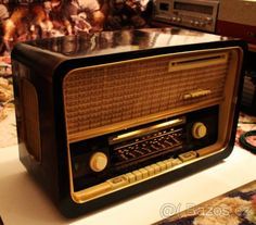 an old fashioned radio sitting on top of a table