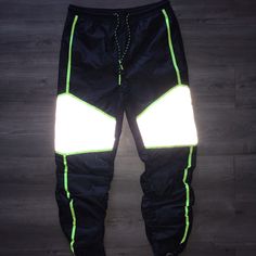 Rare 3m Reflective Moto Jogger Sweat Pants Black Neon Lime Green Size Xl. Brand New Never Worn. Fully Lined Mesh Interior. Drawstring Adjustable Waist In Lime Green. 2 Side Entry Pockets. 1 Rear Pocket. Cuffed Waist And Ankles. 3m Reflective Knee Area And Back Pocket. Lime Neon Green Trim And Stitch. Size Xl 3m Reflective/Black/Neon Green Ships Next Day Check Other Listings: Nike Adidas Yeezy Polo V Lone Jordan 1 Tommy Gucci Coach Mens Grey Sweatpants, Red Sweatpants, Reebok Logo, Adidas Sweatpants, Drawstring Waist Pants, Sweat Joggers, Flannel Pants, Green Jeans, Fitted Joggers