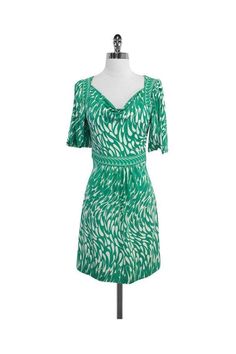 Current Boutique-BCBG - Green & White Print Dress Sz S Fitted A-line Rayon Dress, Green Elastane Summer Dress, Green Stretch Elastane Dress, Green Summer Dress Made Of Elastane, Fitted Green Elastane Mini Dress, Green V-neck Elastane Dress, Fitted Viscose V-neck Mini Dress, Green Knee-length Rayon Dress, Green Rayon Knee-length Dress