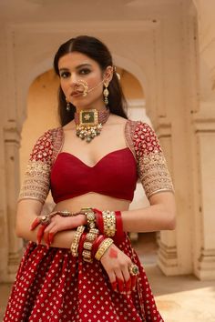 Wedding Look For Bridesmaids Indian, Bridesmaid Dresses For Indian Wedding, Trousseau Outfits For Bride, Bridal Lehanga 2024, Bridal Choli Designs, Bride Blouse Designs Bridal, Blouse Design For Bride, Bridal Blouse Back Designs, Wedding Blouses Bridal