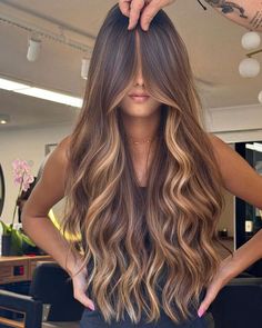 Well Blended Balayage, Bollyarge Hair, Ombre Brown Blonde Hair, Different Color Balayage Hair, Blonde To Caramel Hair, Latina Highlights Hair Dark Brown, Frizure Za Tanku Kosu, Balayage Hair On Dark Hair, Moneypiece Hair Brunette