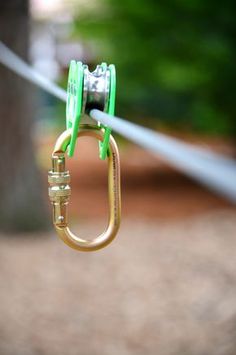 Kids Zipline, Zip Line Backyard, Taman Air, Kids Backyard Playground, Backyard Kids Play Area, Tree House Diy, Diy Playground, Kids Outdoor Play, Zip Line