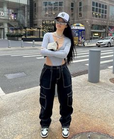 Chola Style Outfits, Urban Street Style Women, Cargo Outfits Women, Cargo Pants Outfit, Outfit Mujer, Streetwear Fashion Women, Tomboy Fashion, Street Wear Urban