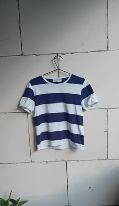 Vintage MARIMEKKO blue white striped short sleeve Cotton top Made in Finland Size: M . Sizing can vary, to be sure that you have chosen the right size, please take a look at our measurements below. Flat measurements (approx.): chest: 50 cm or 19,6" length: 53 cm or 21'' sleeve: 19 cm or 7,5" Material: 100% cotton  Condition: VINTAGE  GOOD Actual colors may vary. This is due to the fact that every monitor has a different capability to display colors and that everyone sees these colors differently Blue Short Sleeve T-shirt With Contrast Stripes, White Short Sleeve Top With Striped Sleeves, White Contrast Stripes T-shirt For Summer, White T-shirt With Contrast Stripes For Summer, Casual Short Sleeve T-shirt With Striped Collar, White Cotton T-shirt With Striped Sleeves, Casual Blue T-shirt With Striped Collar, Casual Short Sleeve Tops With Striped Hem, Casual T-shirt With Striped Collar For Summer