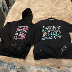 These Are Limited Edition Mr Beast Hand-Signed Black Hoodie In Size M And Black Shirt In A Size M. Never Worn! This 40 Million Pullover Hoodie Features A Graphic Print Of The Popular Youtube Personality, Mr Beast, Along With A Hood And Pockets For Added Convenience. The Shirt Was A Part Of His 24 Hour Live Stream. Perfect For Any Fan Or Collector, This Hoodie And Shirt Is A Must Have Addition To Your Wardrobe. Make Me An Offer! These Will Also Be Sold Separately If You Only Want 1! Casual Black Hoodie With Graffiti Print, Black Graffiti Sweatshirt For Streetwear, Black Cotton Hoodie With Graffiti Print, Black Graphic Techwear Top, Black Techwear Top With Graphic Design, Black Hooded Sweatshirt With Graphic Design, Urban Black Hoodie With Graffiti Print, Black Urban Hoodie With Graffiti Print, Black Cotton Hoodie For Fan Merchandise