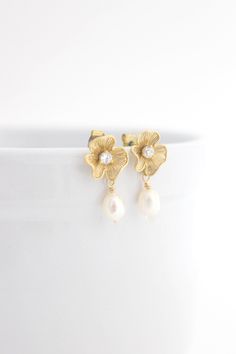 These beautiful earrings are perfect for brides or bridesmaids. They are made with small Freshwater Pearls that were carefully attached to Gold over Sterling Silver Posts with a Gold Plated Flower and a tiny Cubic Zirconia. Simply classy and beautiful to combine with any outfit. Total size of these gorgeous pearl earrings is about 1 inch or 25mm. Quantity discounts available for your bridal party. PACKAGING: I will send your gorgeous jewelry carefully packed and ready for gift giving. SHIPPING: Bridal Drop Earrings, Earrings For Bride, Bijoux Art Nouveau, Gold Earrings Wedding, Bridal Earrings Drop, Mexican Jewelry, Bridal Earrings Pearl, Naples Fl, Gold Earrings Designs