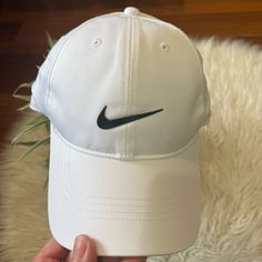 Brand New Nike Sports Dad Cap, Nike Sports Dad Hat, Nike Dad Hat For Sports, Nike Sports Dad Hat With Curved Visor, Nike Dad Hat With Curved Visor For Sports, Nike Breathable Baseball Cap For Sports, Nike Sporty Breathable Baseball Cap, Nike Sporty Breathable Hats, White Moisture-wicking Baseball Cap For Sports