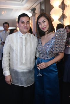 Liz Uy and Ben Chan at the Bench Terno Ball. Modern Terno by Hannah Adrias. Filipiana Dress Modern, Modern Filipiniana Dress Knee Length, Filipiana Dress Modern Classy, Modern Filipiniana Outfit, Modern Filipiniana Outfit Classy, Gown Filipiniana, Filipiniana Design, Filipiniana Outfit, Ben Chan