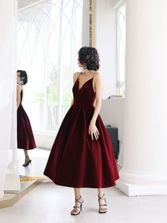 Burgundy v neck short prom dress Simple Party Dress, Tea Length Prom Dress, Prom Dresses Simple, Velvet Short, V Neck Prom Dresses, Velvet Shorts, Dress Homecoming, Burgundy Velvet, Short Prom Dress