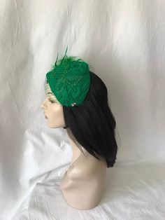 Perfect time for Wedding look, This is a classy vintage inspired 1950s - 1960s Green half hat with a modern touch perfect as a bridal fascinator hat, wedding hat, tea party hat, church hat or any other special occasion. This is a green felt headpiece create by hand and has a wire base that can fit any head size comfortably. WHAT MAKES THIS SO UNIQUE I form each piece while on my head to see how it fits and looks and then take it off and hand sew each piece. I design it to wear both ways so there Kentucky Derby Vintage Fascinator Headband, Fitted Headband Fascinator For Vintage Events, Flapper Style Fascinator For Kentucky Derby Evening, Flapper Style Evening Fascinator For Kentucky Derby, Kentucky Derby Headband For Vintage Events, Vintage Fitted Headpieces For Party, Gatsby Style Wedding Fascinator With Short Brim, Fitted Flapper Headpieces For Evening, Fitted Flapper Style Headpiece For Evening