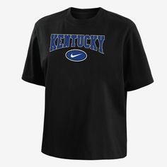 Made with soft cotton, this roomy Kentucky tee gives you a relaxed look without feeling too oversized and lets your cheer on your school in comfort. Casual Short Sleeve T-shirt With University Logo, College Style Crew Neck T-shirt For College Events, Black Varsity T-shirt With Text Print, Oversized Nike T-shirt With Graphic Print, Nike Black T-shirt For Game Day, Sporty Crew Neck T-shirt For College Events, Black Relaxed Fit T-shirt For Game Day, Black Collegiate Style Tops For Campus, Black Sporty Tops With University Logo