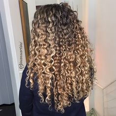 Curly Hair Balayage Blonde, Curly Hair Bleached, Stylish Hair Colors, Ombre Curly Hair, Caring For Frizzy Hair, Hair Contouring