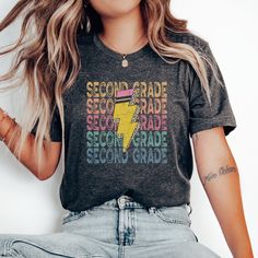 This cute, retro style Teacher Second Grade graphic tee would make the perfect back to school gift for the 2nd Grade Teacher in your life. Comes in multiple colors! ❤️ Our Unisex T-shirts are High Quality, SUPER soft and SUPER comfy. They are made of 100% Cotton. Heather tees are a soft cotton-poly blend. This listing is for our BELLA+CANVAS T-shirts! We also carry Gildan and Comfort Colors T-shirts, if you would prefer one of those just message us and we would be happy to accommodate! ❤️ ✨️MADE Retro Crew Neck T-shirt For School, Retro T-shirt With Letter Print For College, Crew Neck Screen Print T-shirt For School, School Spirit T-shirt With Funny Print, School T-shirt With Funny Print And Crew Neck, School Graphic Tee With Funny Print, Graphic Tee With Funny Print For School, Vintage Crew Neck Tops For School, Cute Graphic Print T-shirt For School