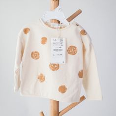 Zara Baby 9-12 Months Cream Color Long Sleeve Tee Top Button Fasteners Cute Safari Animal Print New With Tags Casual Tops With Buttons For Playwear, Cute Cotton Buttoned Sweater, White Playtime Tops With Buttons, White Button Tops For Playtime, Spring Playwear Tops With Buttons, Cute Cotton Sweater With Buttons, White Buttoned Tops For Playtime, Playful Long Sleeve Cream Tops, Cute Long Sleeve Tops With Buttons