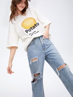 Details: Classic washed blue tone ripped jeans Tapered nine-minute trousers in a silhouette Asymmetric rips on both sides Materials & Care: Cotton 100% 30° wash, gentle dry clean Do not bleach Size & Fit: Model is 5'7", Bust 32, Waist 24, Hips 35, wearing a size S Item #: IN1DP16 Oversized Ripped Casual Jeans, Casual Oversized Ripped Jeans, Trendy Oversized Ripped Jeans, Trendy Oversized Distressed Jeans, Oversized Ripped Jeans For Spring, Oversized Ripped Denim Jeans, Oversized Distressed Jeans For Summer, Oversized Distressed Light Wash Jeans, Oversized Light Wash Distressed Jeans