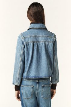 This TINY denim jacket is casual fashion at its best. Short and straight, it is designed with feminine details such as 3/4 sleeves and a Peter Pan collar. It also features a patch pocket in front and contrasting topstitches. Pair this jacket with a short trapezoid skirt and ballet flats. You can also wear it with some loose-fitting straight-leg pants for a touch of casual elegance! This item is made with organic cotton - Short jacket- 3/4 sleeves- Patch pocket in front- Contrasting topstitches Spencer Jacket, Skirt And Sneakers, Short T Shirt, Straight Trousers, Jumper Shirt, Organic Farming, Pump Dress, Sleeve Jacket, Cropped Jacket