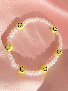 Happy Face Beaded Bracelet, Beaded Bracelets Smiley, 2000s Bracelets Aesthetic, Beaded Bracelets Kids, Y2k Bracelets Aesthetic, Smiley Face Beaded Bracelet, Smile Face Bracelet, Smiley Beads Bracelet, Pearl Bead Bracelet Ideas