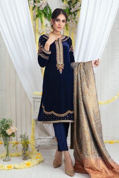 Elmas Velvet Pakistani Outfit, Desi Party Wear, Desi Party, Suits Accessories, Straight Suit, Lace Dress Design, Crystal Embroidery, Velvet Dress Designs, Designer Outfit