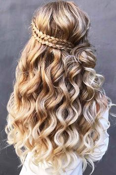 amazing 18 erlesene und feminine Haarideen für einen glamourösen Urlaub #halbhochhalbrunterFrisuren #Weihnachtsfeier #ZöpfefürkurzesHaar #ZöpfefürlangesHaar #ZöpfefürmittellangesHaar Half Down Prom Hairstyles, Down Prom Hairstyles, Half Up Half Down Prom, Cute Prom Hairstyles, Pageant Hair, Wedding Updos, Prom Hair Down, Vlasové Trendy, Wedding Hairstyles Half Up Half Down