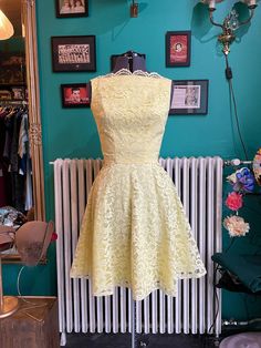 Gorgeous 60's vintage dress made by American Lilli Diamond. The dress has v-shaped neckline on the back, flared hem with crinoline to hold it in shape and fitted bodice. The dress is made of pastel yellow lace and it has similar colored lining under. Zipper and hook fastening on the back. There is a tiny hole on the lining and the original belt is missing, but otherwise the condition is excellent. No size label, but I estimate it closer to smaller medium/ US 6. Measurements: Bust 90cm / 35" Wais Vintage Mini Length Wedding Dresses, 1950s Style Sleeveless Wedding Dress, Yellow Fitted Dress With Lace Trim, Yellow Mini Dress For Wedding, Sleeveless Lace Trim Vintage Party Dress, Sleeveless Vintage Dress With Lace Trim For Party, Yellow Lace Evening Dress, Yellow Lace Party Dress, Yellow Lace Dress For Evening