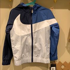 Nike Sportswear Windrunner Little Kids Full Zip Jacket Size 6 (5-6 Yrs) New Nike Air Jacket, Nike Sweatshirts Hoodie, Packable Rain Jacket, Green Puffer Jacket, Toddler Coat, Black Hooded Jacket, Boys Winter Jackets, Sport Clothing, Black And White Jacket