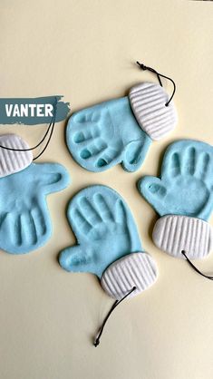 Maria Bøgh | LEG, KREA & DIY | Lidt til vante-temaet👋🏻 #vanter #aftryk #håndaftryk #saltdej #trylledej #saltdough #saltdoughornaments #saltdoughcrafts #handprint... | Instagram Toddler Ornaments, Baby Christmas Crafts, Baby Art Crafts, Christmas Decor Ideas Outdoor, Baby Art Projects, Preschool Christmas Crafts, Toddler Arts And Crafts, Christmas Decor Ideas Diy, Handprint Crafts