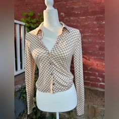 Size Xs Chic Fitted Plaid Top, Fitted Plaid Long Sleeve Top, Fitted Long Sleeve Plaid Top, Fitted Casual Plaid Blouse, Fitted Plaid Collared Blouse, Fitted Plaid Long Sleeve Shirt, Fitted Plaid Shirt For Spring, Classic Fitted Plaid Tops, Fitted Plaid Shirt For Fall