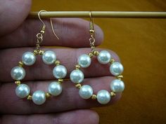 White colored  8 mm round pearlized glass bead hoop loop circle beaded wire dangle pair of EARRINGS Earing Making Ideas Beads, Diy Earrings Easy, Diy Jewelry Earrings, Beaded Earrings Diy, Jewelry Making Earrings, Handmade Jewelry Tutorials, Beads Earrings, Earrings Inspiration, Earring Tutorial