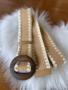 Fall for this superb golden beige braided straw effect elastic belt decorated with embroidery and round wooden buckle. It adapts to all sizes for an original look. Wear over a tunic, a dress, loose pants for a timeless vintage and boho style. Perfect to give as a gift or to treat yourself! Length 107cm Width 4.5cm Buckle diameter 7.5cm Chic Woven Belts For The Beach, Chic Woven Belts For Beach, Chic Woven Belt For Beach, Beige Woven Belts For Spring, Spring Beige Woven Belt, Beige Woven Belt For Vacation, Chic Belts For Spring Vacation, Chic Brown Belt For The Beach, Chic Brown Belt For Beach