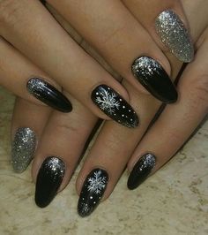 Black Christmas Nail Art, Black Nail Designs Christmas, Black Nails For Christmas, December Nails Black, Kerstnagels Glitter, New Year Acrylic Nails, Black And Gold Christmas Nails, December Gel Nails, Black Christmas Nail Designs