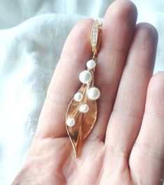 Elegant Rose Gold Leaf Jewelry, Leaf-shaped Gold Jewelry For Wedding, Gold Leaf-shaped Jewelry For Wedding, Elegant Leaf-shaped Jewelry For Party, Elegant Leaf-shaped Party Jewelry, Delicate Gold Earrings For Mother Of The Bride, Gold Pearl Bridal Earrings For Mother Of The Bride, Leaf-shaped Wedding Jewelry With Matching Earrings, Elegant Leaf-shaped Wedding Jewelry