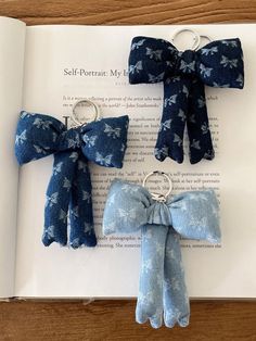 Sallie Hand Sewn Gifts, Keyring Making, Girly Crafts, Denim Bows, Y2k Design, Bow Charm, Cute Sewing Projects, Denim Decor, Sewing Class