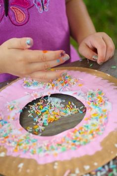 Child sprinkling coloured rice onto a paper plate donut craft | Kids Craft Activities D Is For Donut Preschool, Donut Crafts For Kids, Doughnut Craft, Donut Crafts, Plate Crafts For Kids, Coloured Rice, Letter D Crafts, Hot Air Balloon Craft