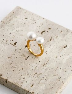 Vintage S925 sterling silver in gold vermeil open end ring with two freshwater pearls Space Rings, Big Pearl, Natural Pearl, Pearl Set, Unique Gemstones, 925 Silver Jewelry, Swarovski Pearls, Keep Jewelry, Open Ring