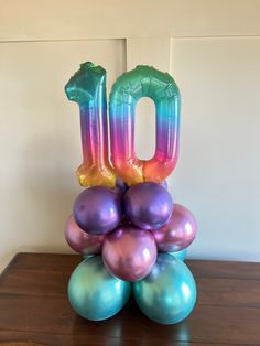 the balloons are stacked on top of each other in the shape of the number 10