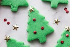 green christmas tree cookies with gold stars on them